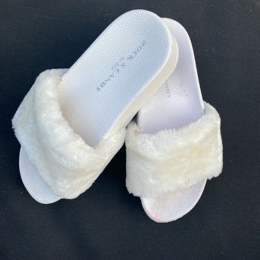 Fuzzy White Slides - image 5